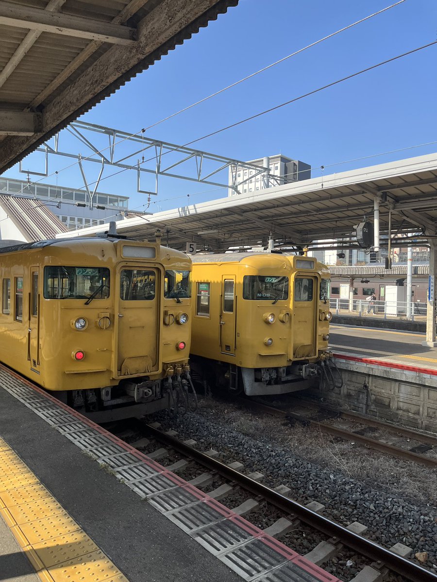 SHINISE_koei's tweet photo. いまだにこのタイプの電車が走ってるの違和感すごいな(感動) https://t.co/RM4ZnKANbM