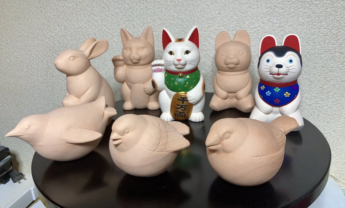 makomo_opipi's tweet photo. 博多阪急で開催される #あっちこっち小鳥展 に博多人形工房まこもも参加します🐦
博多人形の作品販売と、毎回ご好評いただいている「博多人形絵付けワークショップ」も開催します！(1月10、11日)

ワークショップは【予約制】で、ただいま参加者募集中です。
※空きがあれば当日参加もOKです◎
※予約はこちらから↓
https://t.co/zKGj7CbaU1

今回は弟が担当するため、可愛い鳥さんだけでなくお馬さんの土鈴も並ぶ予定です🐴(昨年人気だった招き猫さんや犬さんももちろんあります)

絵付けする作品は当日お選びいただく形式なので、タイミングによってはご希望のものが品切れしてしまう場合もあります。
できるだけたくさん準備しますが、その際はご容赦ください…！