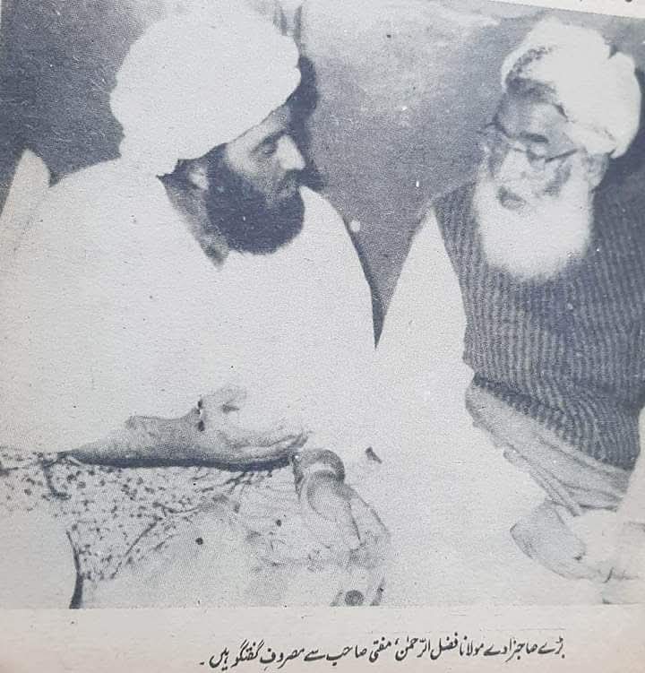 IamIhsanMarwat's tweet photo. مولانا فضل رحمان کی دس منفرد خصوصیات( انجینئیر سلیم جاوید )
#LastHope_Maulana
#JUIAnswersBack
مولانا فضل رحمان، اس وقت پاکستان کے سب سے سینئر سیاستدان ہیں-ان کی 35 سالہ سیاسی زندگی پہ کئ پہلوؤں سے گفتگو کی جاسکتی ہے تاہم،زیرنظر مضمون میں، صرف انکی منفرد قائدانہ صلاحتیوں کو موضوع بنایا گیا ہے-
میرے خیال میں ایک اچھے سیاسی و جمہوری لیڈر میں دس اہم صفات کا ہونا ضروری ہے- اگرچہ اس وقت پاکستان کی پارلیمنٹ میں جمیعت علماء اسلام، ممبران کی تعداد کے لحاظ سے پانچویں نمبرپر ہے مگر اس سے پہلے والی چار بڑی پارٹیوں کے سربراہان یعنی (یعنی آصف علی زرداری صاحب، میاں نواز شریف صاحب، عمران خان صاحب اور الطاف حسین صاحب) کے کردار کو بھی انہی دس صفات کے آیئنے میں دیکھا جائے تو میرے تجزیئے کو سمجھنے میں زیادہ آسانی ہوگی-
وہ دس صفات کیا ہیں؟ یعنی لیڈر کی ذاتی قابلیت، کارکنان پہ کنٹرول، جمہوری اقدار کا تحفظ، زبان سے نہ پھرنا،اپنے موقف پہ استقامت، دیانت و امانت، ذاتی کردار کی پاکیزگی، بیباکی و ہوشمندی، مسقبل بینی و بصیرت اورسب کیلئے قابل بھروسہ ثابت ہونا جیسی صفات شامل ہیں-
آیئے، اب شق وار مولانا کے کردار کا مختصرا" جائزہ لیتے ہیں(اور اسی ترتیب پر، باقی قائدین کو آپ خود تولتے چلے جائیں)
اول- لیڈر کی ذاتی قابلیت
مولانا فضل رحمان، کسی اور کے کندھے پر چڑھ کر لیڈر نہیں بنا بلکہ وہ واحد جیئنون لیڈر ہے، جسکا انتخاب، مجلس عاملہ کے اس کڑے ماحول میں ہوا جس میں بزرگ علماء بھی ، اسکی نامزدگی کے موضوع پر آپس میں تلخ ہوگئے تھے-(اس تلخی سے ہی تو ثابت ہوا کہ جمیعت علماء کے عہدوں کی نامزدگی، نہ تو ڈرامہ ہوتا ہے اور نہ مک مکا اور نہ ہی کسی کے ٹھپہ لگانے سے ہوا کرتی ہے، جبکہ دیگر لیڈران میں کوئ ایسا نہیں ہے جس کے انتخاب سمے،اسکے مقابل ،پارٹی کے کسی دوسرے بندے کا نام تک لیا گیا ہو)-
مزید توجہ چاہتا ہوں-
سیاسی پارٹیوں کے بڑے لیڈر، کبھی اپنے باہمی اختلاف کی بنا پر، ہم خیال کارکنوں کو لیکرالگ دھڑے بنا لیا کرتے ہیں-مگر سیاسی تاریخ کی شاید یہ واحد مثال ہے کہ کسی کارکن کی خاطر،کسی جماعت کے دو ایسے بڑے لیڈروں نے دھڑا بنالیا ہو جوخود دنیاوی زندگی سے مستغنی رہتے ہوں-
جمیعت علماء کے سیکرٹری جنرل کیلئے کسی کارکن کی نامزدگی کرنا تھی- حضرت عبداللہ درخواستی صاحب، جو جمیعت کے امیر تھے، وہ مولانا سمیع الحق کو بنانا چاہتے تھے(اپنے بیٹے کو نہیں) جبکہ خواجہ خان محمد صاحب ، مولانا فضل رحمان کے حق میں تھے( اپنے بیٹے کیلئے نہیں)-تفصیل الگ مگر اس بات پہ جمیعت کے دو دھڑے ہوگئے-
پھر یہ اعزاز بھی مولانا نے حصے میں آیا کہ چند برس بعد، پہلے امیر(درخواستی صاحب) نے بھی واپس مو��انا کی سرپرستی کردی-یعنی مولانا فضل رحمان ، اپنی بنیادی جماعت کے دونوں دھڑوں کے دونوں سربراہان کا متفقہ انتخاب ٹھہرا ہے-
اسکے بالمقابل،باقی چاروں لیڈرز کی پارٹی قیادت، کس کس کے مرہون منت ہے، وہ تاریخ ہے-
دوم-لیڈر کا کارکنان پہ کنٹرول
لیڈر کا بنیادی وصف یہ ہے کہ وہ اپنے کارکنان کیلئے ماں جیسا ��فیق اور باپ جیسا سخت گیر ہو-تف ہے ایسے لیڈرپر جو مصیبت کی گھڑی میں کارکنان کے ساتھ نہ کھڑا ہوسکتا ہو یا جو اپنے کارکنان سے ہی مرعوب ہوجائے-
ہماری سیاسی لاٹ میں ،مولانا فضل رحمان وہ واحد لیڈر ہیں جنہوں نے اپنے کارکنان سے وفاداری اوران سے بازپرس کی زندہ مثالیں قائم کی ہیں-
یہ ابھی مولانا کے سیاسی کیرئر کی ابتدا تھی کہ نواب اکبر بگٹی کی وزارت اعلی کے اشتراک سے بلوچستان حکومت بنائ-مولانا عصمت اللہ صاحب وزیر خزانہ تھے(وہی عصمت اللہ صاحب جو بعد میں "نظریات" کی بنیاد پر مولانا کو چھوڑ گئے تھے اور اب واپس آئے ہیں)-نواب بگٹی کی رعونت سے بلوچستان کانپتا تھا-کابینہ کی میٹنگ میں، مولانا عصمت اللہ پر کچھ بات کی-مولانا کو پتہ چلا-اسی دن بلوچستان حکومت سے یہ بیان دے کر علیحدگی اختیار کرلی کہ"ہم نے تو بگٹی صاحب کو سیاستدان سمجھ کر ساتھ دیا تھا مگر وہ تو نرے نواب نکلے"-
پھر 20 سال بعد، انکے ذاتی دوست ، صدر زرداری کے ساتھ اتحادی حکومت میں تین وفاقی وزارتیں جمعیت کے پاس ہیں-وزیر اعظم گیلانی نے ، جمعیت کے وزیر، مسٹر اعظم سواتی کو برطرف کردیا-( وہی اعظم سواتی جو نئے پاکستان کی خاطر مولانا کو چھوڑ گیا تھا)-اپنے وزیر کی اس بے قدری پر، اسی شام، وزارتوں کو ٹھوکر مار کر حکومت سے الگ ہوگئے-
یہ وفاداری، اپنے عظیم باپ کا وراثتی تسلسل تھا کہ جب مفتی محمود اور نیپ نے آپس میں اتحاد کرکے، سرحد اور بلوچستان میں حکومتیں بنائیں مگر جونہی بھٹو نے نیپ کی حکومت کو برطرف کیا، اسی دن، اپنے اتحادی کے ساتھ وفاداری نبھانے ، مفتی محمود نے بھی وزارت اعلی سے استعفی دے دیا-پاکستان کی تاریخ میں میں ایسی کوئ دوسری م��ال نہیں ملتی-