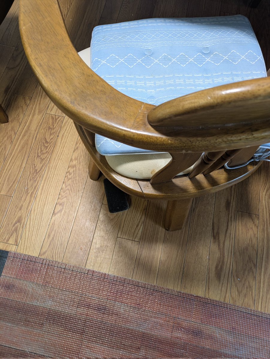 evolve3314's tweet image. 大掃除中、床にスマホ落ちてるやんと思ったらスマホに擬態した食器洗い用スポンジで草