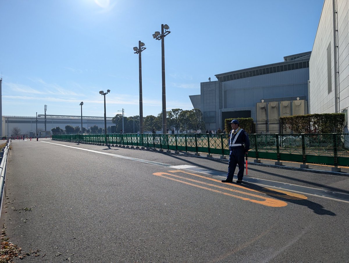 コミケに来ました。東の外のエリア、まだオープンしていません。
12月はやっと外出できた感じで、鶴舞も万博記念公園もいけませんでした。