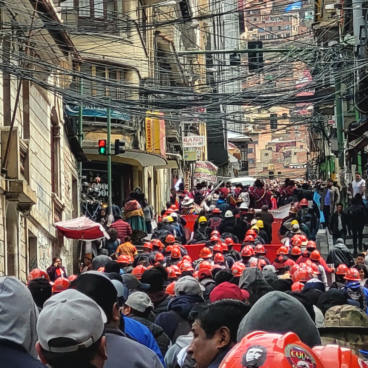 #LaPaz 
Las movilizaciones en contra del Decreto 5503, específicamente contra el costo del combustible, no cesan.