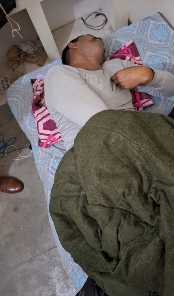 सर्दियों का मौसम चल रहा हैं , हीटर या अंगीठी का इस्तेमाल सोच समझकर करें  , क्योंकि ये जानलेवा भी हो सकता हैं.....!!

यातायात पुलिस आजमगढ़ में तैनात कॉन्स्टेबल रंजीत कुमार मौर्य दिन की ड्यूटी से हारे थके हुए आए और अंगीठी जलाकर सो गए।

सुबह जब ड्यूटी प्वाइंट पर समय से नहीं पहुंचे