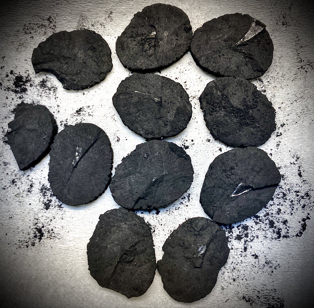 やばい 備長炭が割れて上手くスライス出来ない 疲れて雑になってきた