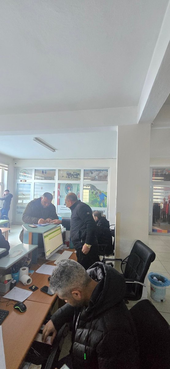 ÇKS dosyalarında sona yaklaşıyoruz.
Biz makamda oturan değil, yük alan bir anlayışla çalışıyoruz.
Personelimize destek oluyor, çiftçilerimizin tek birinin bile mağdur olmaması için tüm gücümüzle emek veriyoruz.<a href="/semsibayraktar/">Şemsi Bayraktar</a> <a href="/semsibayraktar/">Şemsi Bayraktar</a> <a href="/ziraatodalari/">TZOB</a> <a href="/karstarim/">Kars İl Tarım ve Orman Müdürlüğü</a> <a href="/TCTarim/">T.C. Tarım ve Orman Bakanlığı</a>