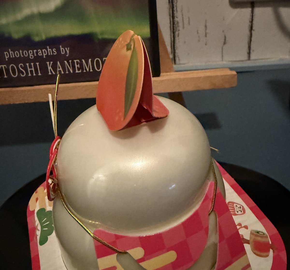 市場の八百屋さんで、無事小さい鏡餅GET❣️
脱プラスチックなのか、みかんが紙製に🤣捨て活民としては、なんとなくあのみかん捨てづらいので、この方がいいけど笑
後ろのDVDは、うちのカメラマンさんのお父様が有名なオーロラ写真家さんで、いただいた物。ただしプレイヤーがないのでまだ見れてません😂