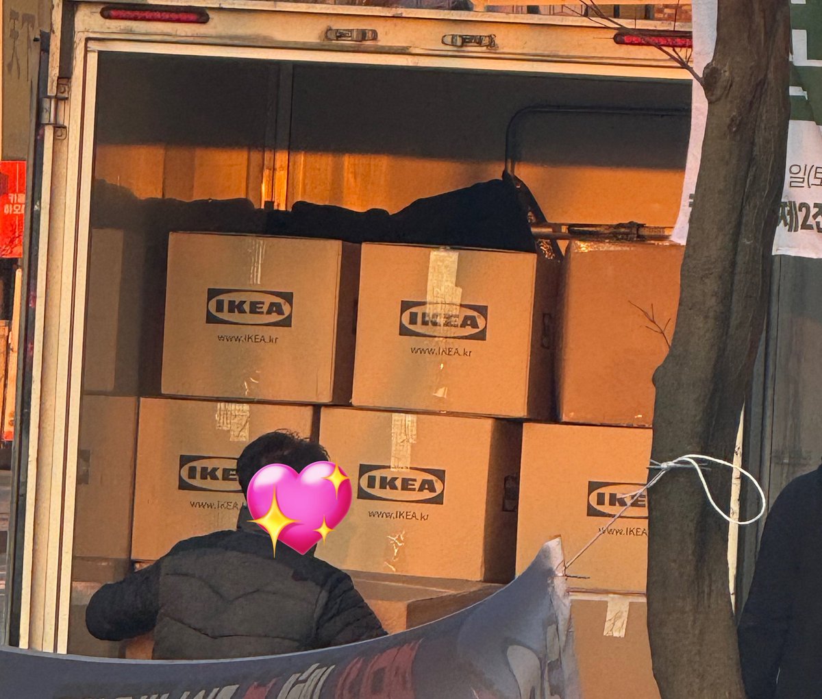 mindisky22's tweet image. What a meaningful gift! Seungmin actually bought 800 Daengmos for Stay. And he gave it to them before the recording so they can use them as a cheering tool and he gave them bags to carry it in after. How thoughtful is this guy? Amazing. 🤍

ROCKING WITH SEUNGMIN…