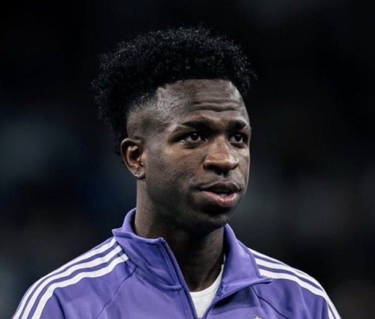 انا هلاليه و مدريديه وضد العنصرية خصوصاً ادافع عن فينيسيوس إبن بلدك 🇧🇷
َو إذا نيتك عنصريه ترا هالأشكال ٩٠٪ عندكم يشبهون قرود ونحن ما قلنا شيء لأن نحن كمسلمين ضد العنصريه "
و الهندي هذا مسلم و يغسل أقدامه 5 مرات في اليوم بينما انت تغسل وجهك مرة فقط لذلك الهندي قدمه انظف من وجهك