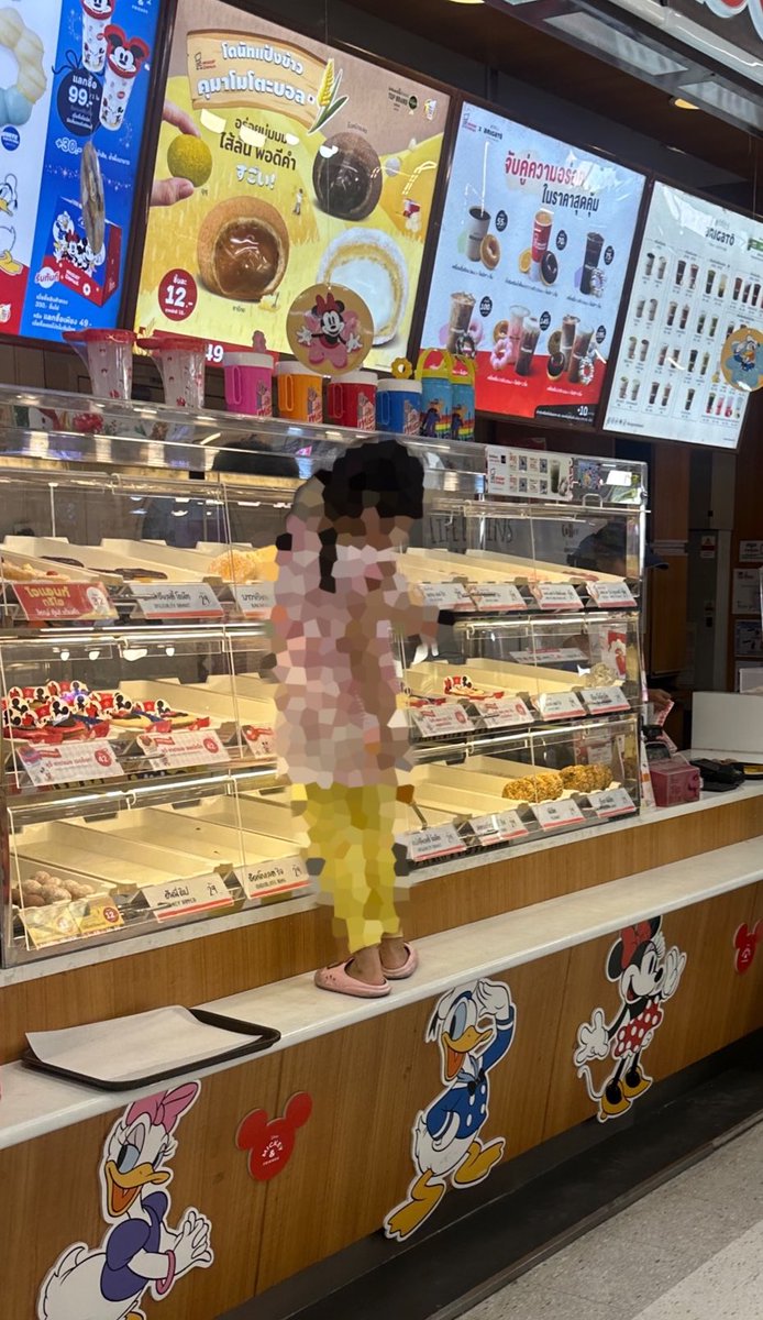 BookBukkuBuch's tweet image. อยากกินโดนัท มองแต่ป้ายคุมาโมโตะบอล พอถึงตู้จะส่องว่ามีเหลือมั้ยก็คือแทบอ้วก อวสานของว่าง 🥲🥲 #ลูกคุณไม่ได้น่ารักสำหรับทุกคน