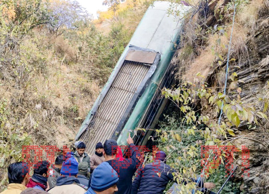 DivyaMaderna's tweet image. उत्तराखंड के अल्मोड़ा ज़िले में हुए भीषण सड़क हादसे की खबर बेहद दुखद है। खाई में बस गिरने से सात यात्रियों की मृत्यु हो गई और कई लोग घायल हुए हैं।

इस हादसे में जान गंवाने वालों के परिजनों के प्रति मेरी गहरी संवेदना है। ईश्वर दिवंगत आत्माओं को शांति दे और घायलों को शीघ्र…