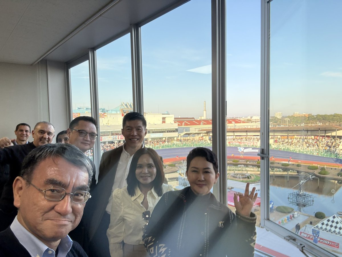 konotarogomame's tweet photo. 平塚競輪場で開催された競輪グランプリにモンゴル外相、各国大使がいらっしゃいました。一枚目、右からモンゴルのバトツェツェグ外務大臣、シンガポール大使夫妻、モンゴル大使。
二枚目左から、エジプト大使夫妻、ヨルダン大使夫妻、モンゴルのバトツェツェグ外務大臣（大磯プリンスホテルにて）。 https://t.co/2wPU0fjmZB