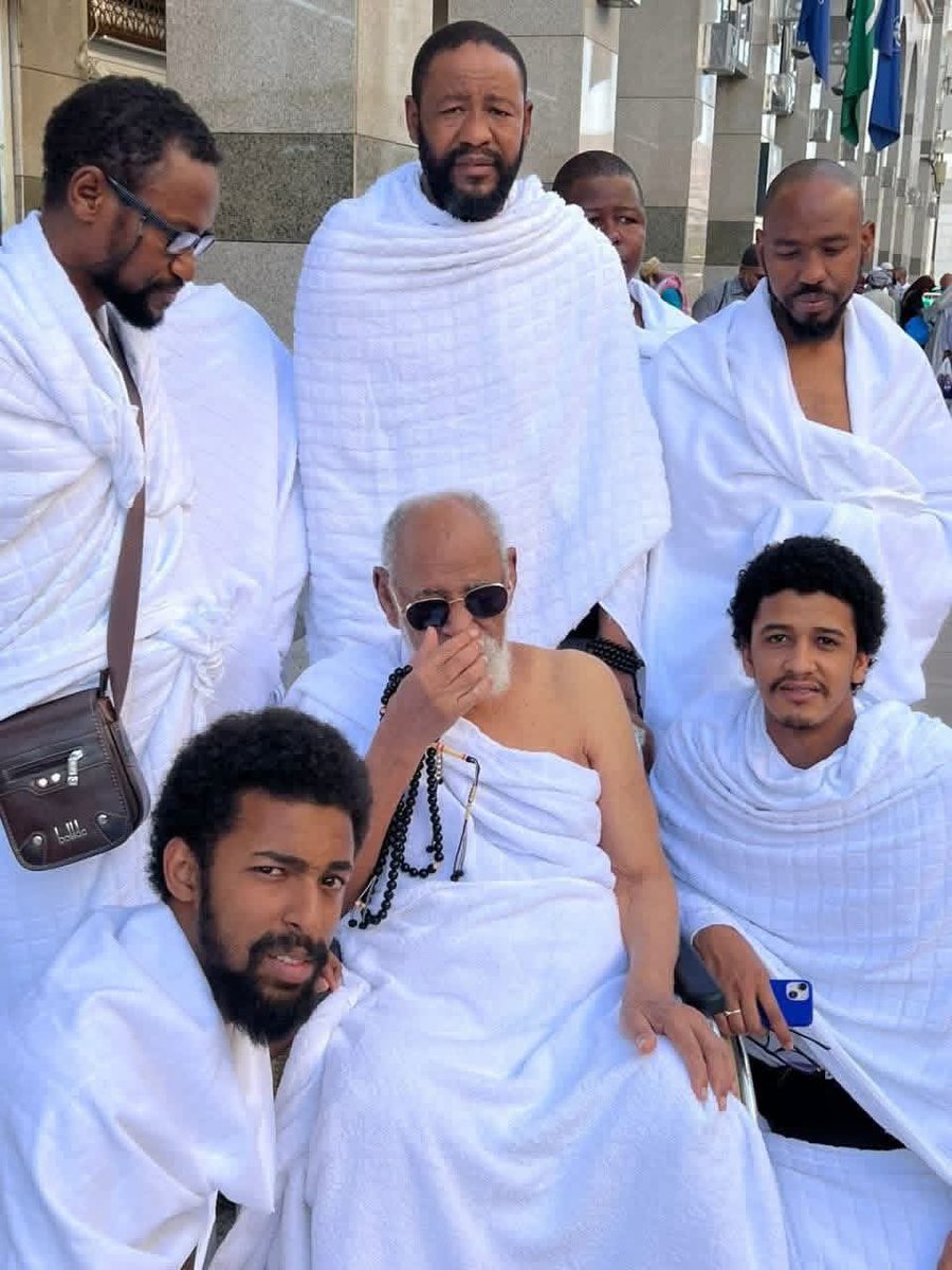 RakaFatima's tweet photo. Maulana Sheikh Ɗahir ina roƙon Allah ya tabbatar muku da soyayya, gami da ma'iyyar Sayyiduna RasululLah. Allah ya cigaba da haɓaka aikin da kuka yi kuma kuka bari a fagen yaɗa Alƙur'ani mai girma da sanin Allah da sanya soyayyar Annabi a cikin zukatan bayin Allah da gina al'umma. https://t.co/ufYAoCOex2
