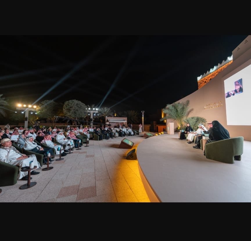 msa7at1's tweet photo. سعدتُ برفقة شيخنا وأستاذنا فهد الدامغ والباحثة جود العجمي المشاركةف جلسة حواريةادارتها الابنة ساره. كانت جلسة مثمرة تناولتُ فيها آثار المنطقة ودورها الحضاري، وتطرقتُ إلى مفهوم الواحة الشائع دون فهم دقيق لمعناه.
الشكر لبوابة الدرعية على الدعوةوالتنظيم واخص بالشكر الابن كميل الاحمد https://t.co/7jUWbmBWMO