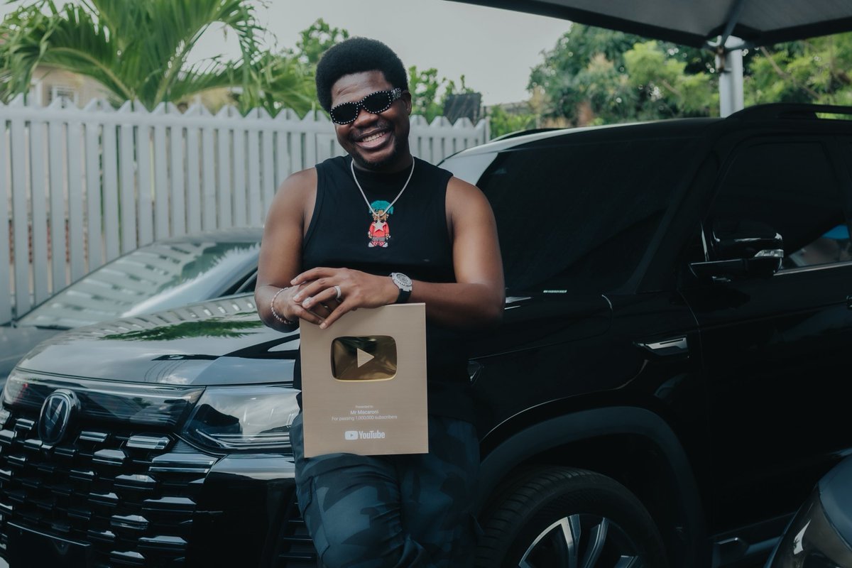 mrmacaroni's tweet image. I am delighted to share my 1 Million Subscribers YouTube Gold Award with you all, alongside my Ronaldo body in progress 😁

It has been a long year but I thank you all for your incredible support. 
I am on a journey of personal and professional development to redefine my craft…