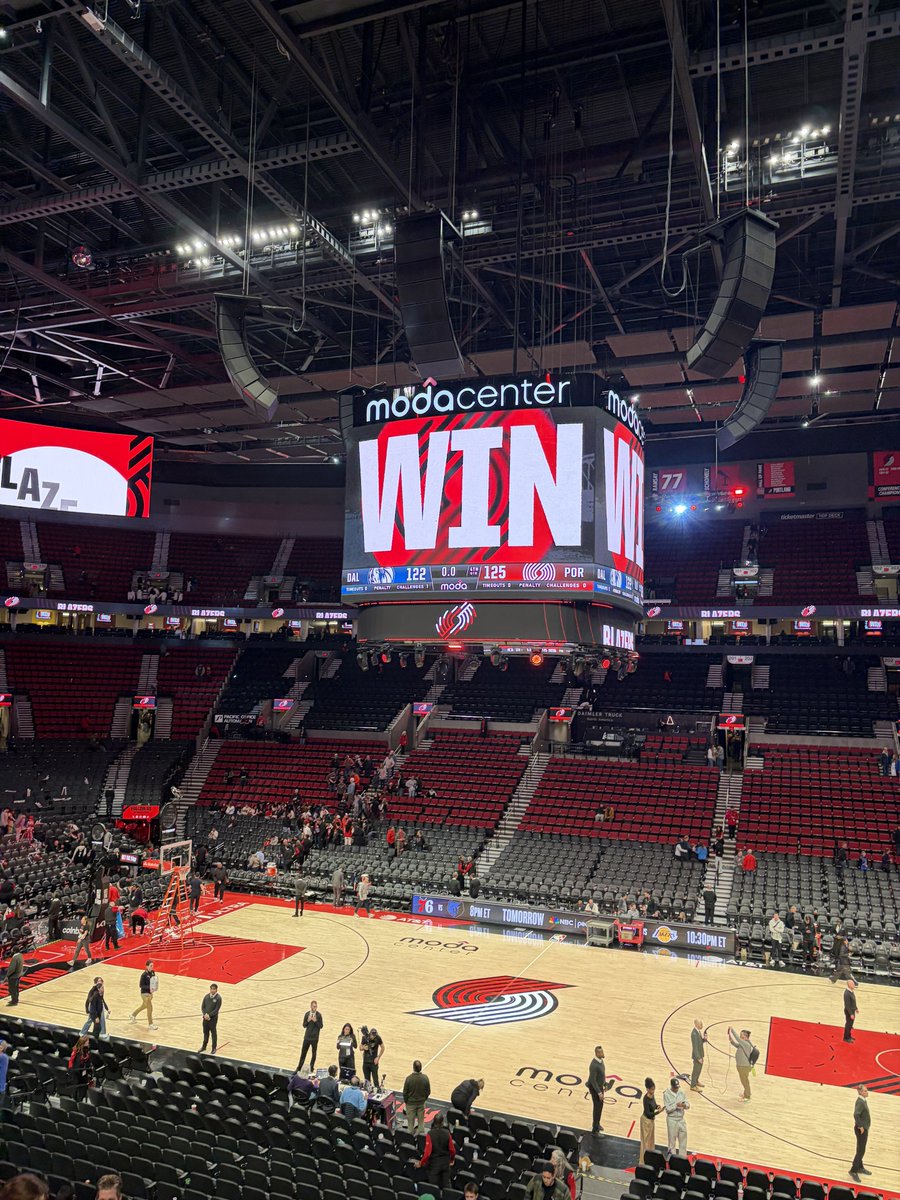 yoshi_konbas's tweet photo. Great Win!!!!!!
Thank You @trailblazers 

現地観戦は最高でした！また行く！ https://t.co/MNRc4OtRDQ