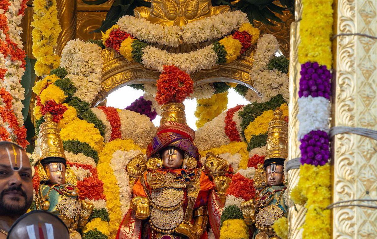 TTDevasthanams's tweet photo. On the auspicious occasion of Vaikunta Ekadasi, Sri Malayappa Swamy, along with Sridevi and Bhudevi, graced devotees by giving darshan while taking out a majestic procession on the Swarna Ratham at Tirumala.

#vaikuntaekadasi #swarnaratham #tirumala #ttd https://t.co/2tDyYGSov8