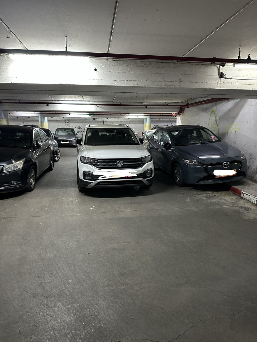 בוקר טוב
אם תהיתם איפה השמש נמצאת היום, היא כנראה בתוך התחת של הבן אלף שהחנה את האוטו שלו על הכביש (החד סטרי יש לציין) בחניון