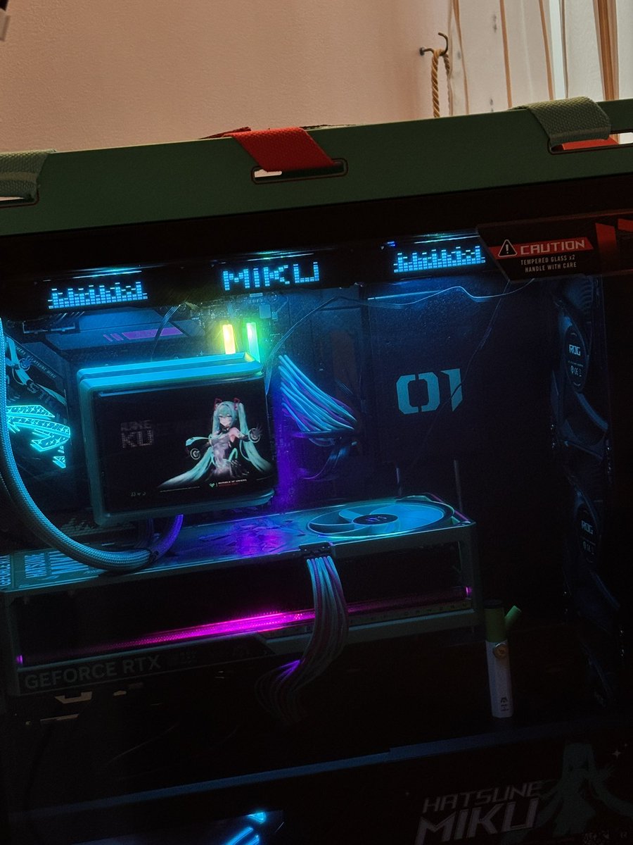 cinnamonstaVT's tweet photo. I built a new pc hehe 🤎🤍 https://t.co/5n1ueZx6NI