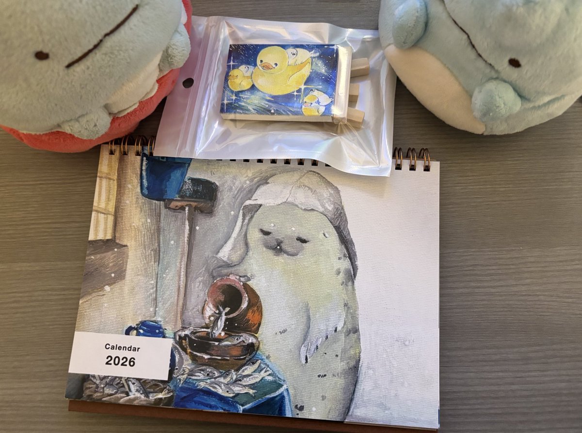 戦利品！
花うさぎさん(<a href="/pm_nw5/">花うさぎ@絵描き</a> )のアザラシカレンダーとミニキャンバス！！そしてあの子の本(別に鞄にあるので撮影できず)をスペースに行けなかったので代わりに買ってきてもらいました！
アザラシかわいいやったーーーー！