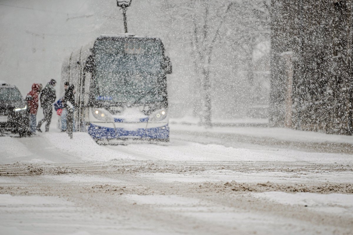 ❄️⚠️ Laika prognozes liecina, ka sniegotais laiks šodien daudzviet turpināsies. Ielu uzturēšanas darbi norit visā pilsētā, taču šādos laikapstākļos atbildīgam jābūt ikvienam satiksmes dalībniekam.
🅿️ Novietojot automašīnu, pārliecinies, ka tā netraucē tramvaja, trolejbusa vai