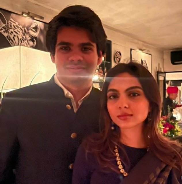 देश के सबसे बड़े राजनीति परिवार, गांधी परिवार में खुशी की खबर आयी है.

प्रियंका गांधी और रोबर्ट वाड्रा के बेटे रेहान वाड्रा का रिश्ता अवीवा बेग से तय हुआ है. दोनों सात साल से रिलेशनशिप में थे.

अवीवा बैग एक फोटोग्राफर हैं. उनकी तस्वीरे बड़े प्लेटफॉर्म पर जगह बना चुकी हैं. 

रेहान