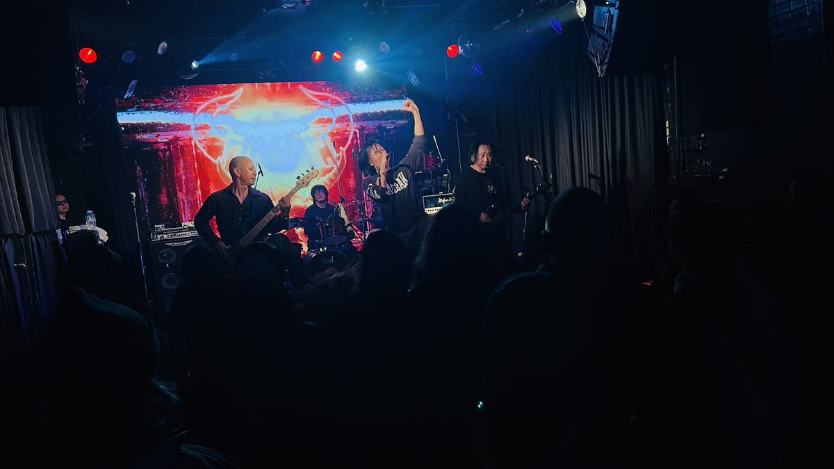 c2gvq3's tweet photo. 昨日はYEAR END METAL FEVER 2025ありがとうございました！メインとフロアの交互のライブはテンション上がるしベテランたちのパフォーマンスを間近で観れて「このあとうちらやるのか…」と若干緊張感ありつつも楽しくライブできたしいろんな人と話せて楽しい１日でした！メタル最高！！ https://t.co/hWwV5aGjur