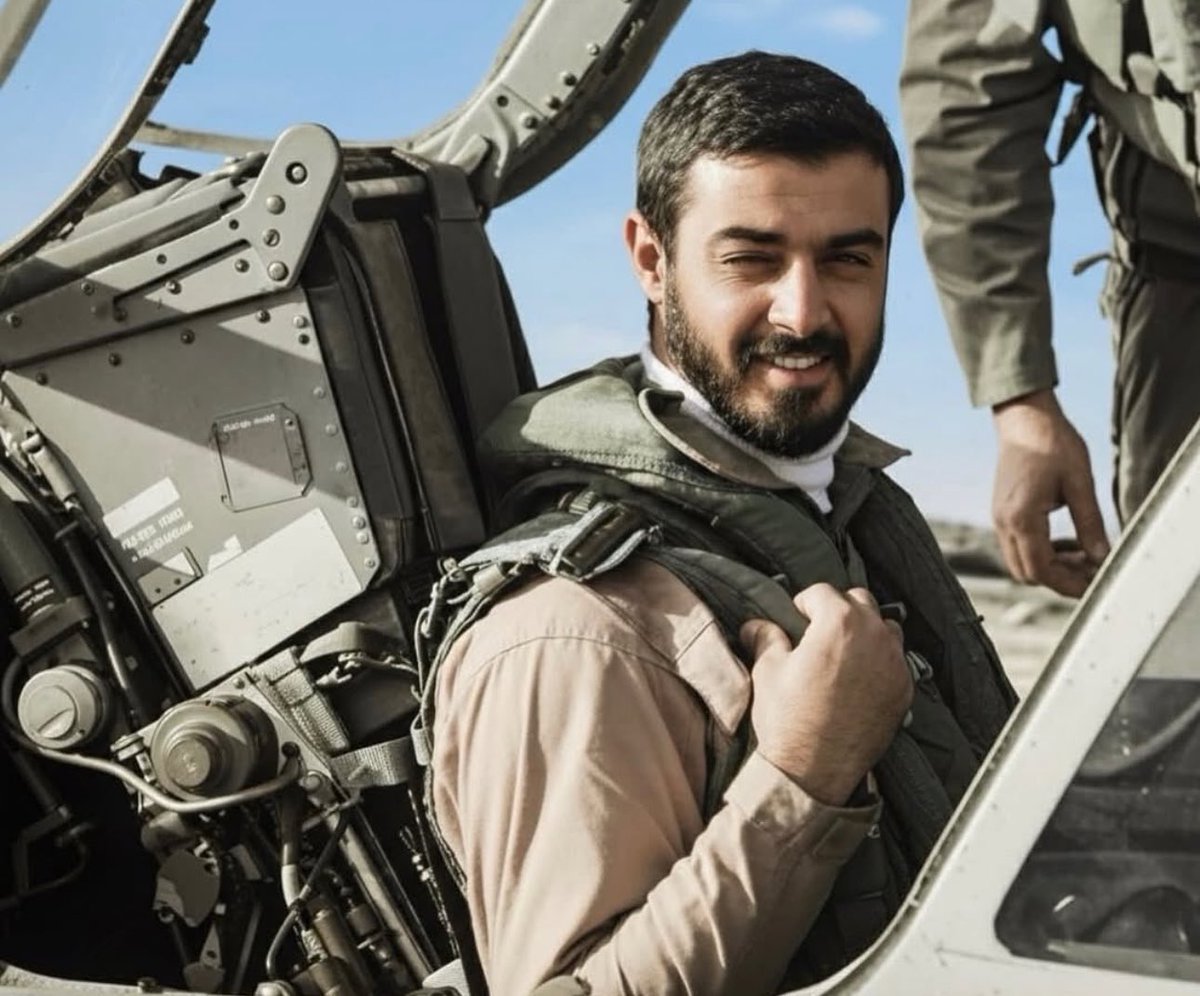 نحن من نلجي ونعدل كل ميل
بالسيوف الحدب ونطفي الفتن
 
وان صفينا مثل ذوق السلسبيل
لا نخون ولا نكون إلا ركن

في الجزيرة وزننا وزنٍ ثقيل
والمواقف في الصعاب إلها وزن