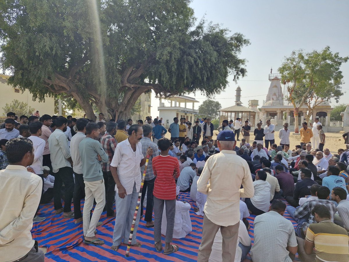 सांचौर | ब्रेकिंग
पंचायत समिति झाब को भादरुणा स्थानांतरित करने के विरोध में झाब में 24 गांवों के लोगों का जमावड़ा।
36 कौमों के लोग, पार्टी लाइन से ऊपर उठकर, सरकार के फैसले का कर रहे हैं विरोध।
स्थिति पर प्रशासन की नजर।
#BreakingNews #Sanchore #Jhabb #PanchayatSamiti #Rajasthan
