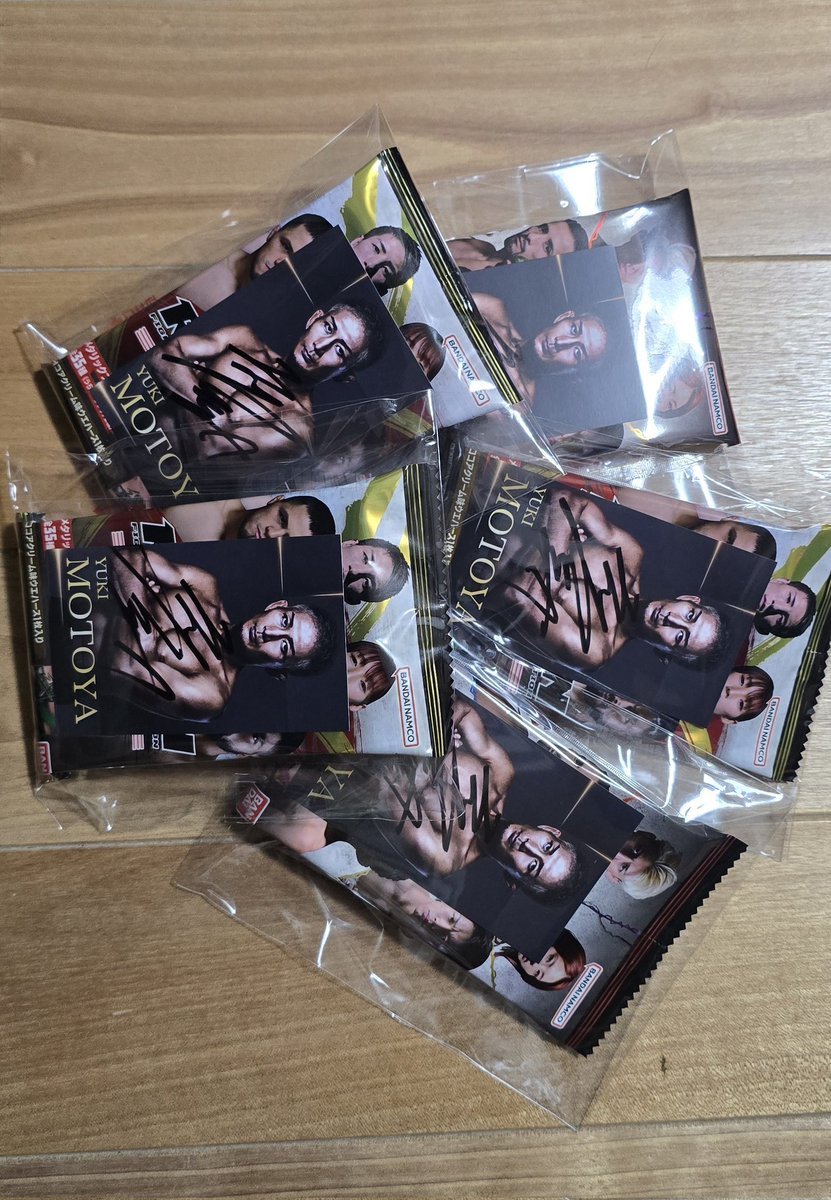 daisukesama2's tweet photo. 明日の大会に向けてもっと気分を盛り上げるために元谷選手に貰ったRIZINウエハース開封式します🔥
元谷選手ファイト🔥🔥🔥🔥🔥🔥🔥 https://t.co/eKF4KATREC