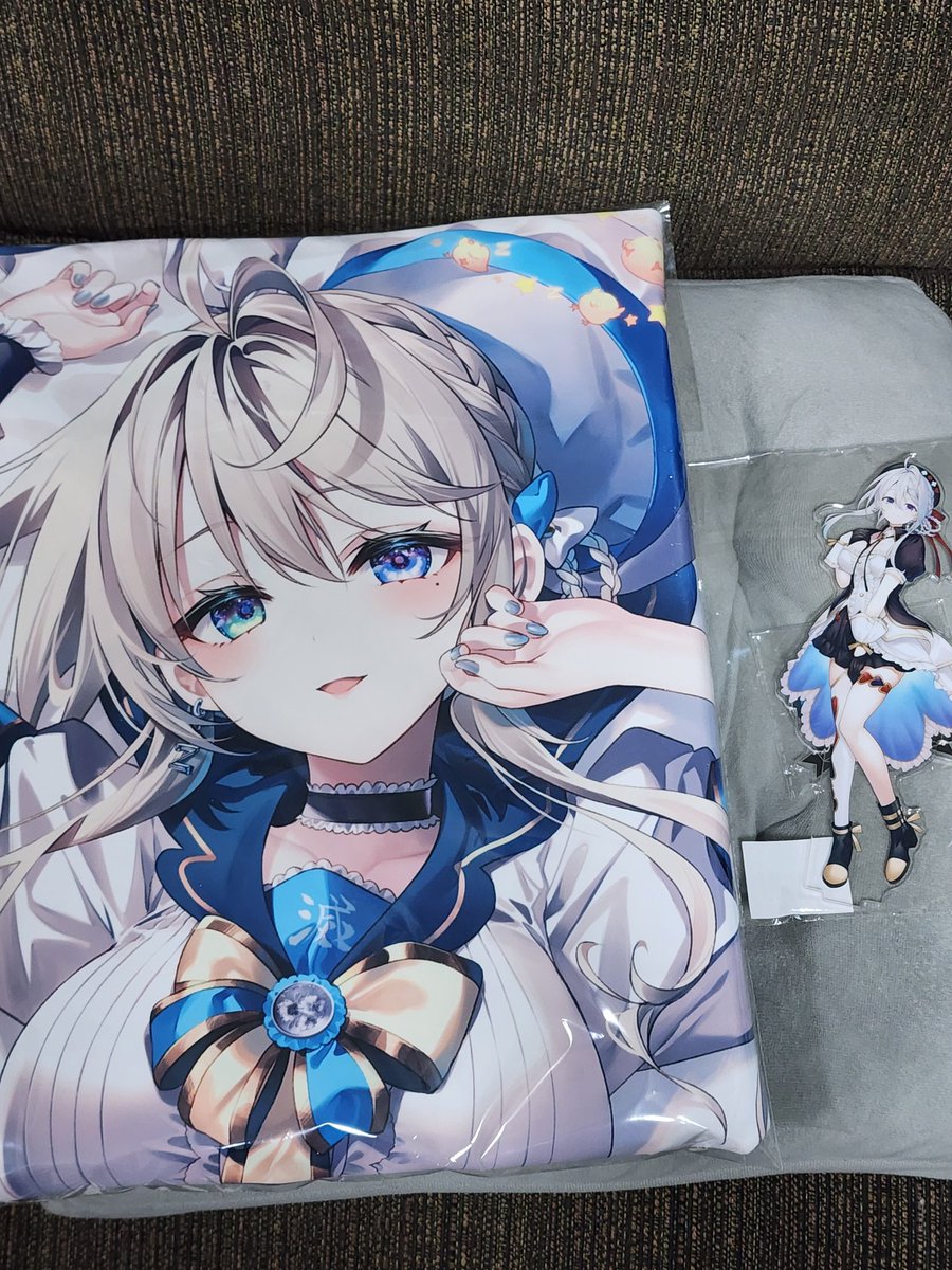 お渡し会は完売してたけど、あじゅ姉の抱き枕カバーとアクスタ買ったよ