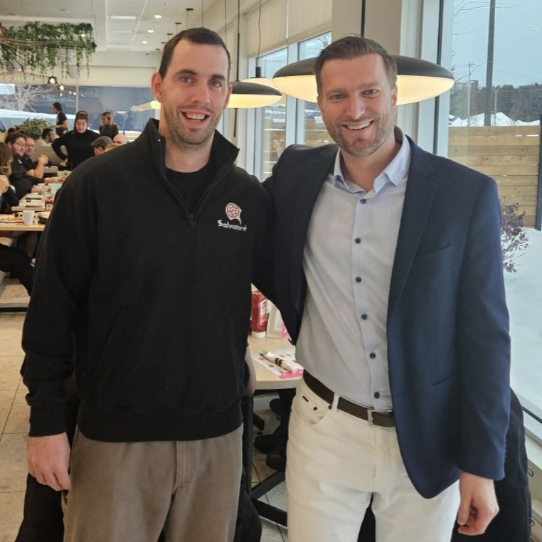 Samuel Therrien, à peine 30 ans, a commencé l'aventure avec moi en 2019 en devenant copropriétaire du <a href="/Pizza_Salvat64/">Pizza Salvatoré</a> Val-Bélair dès l'ouverture.😀

6 ans plus tard, lui et sa conjointe sont maintenant à la tête de: 
- Salvatoré Val-Bélair
- Salvatoré Ancienne-Lorette
- Salvatoré