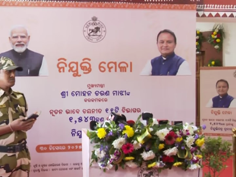 otvkhabar's tweet photo. #ସମ୍ପତ୍ତି_ରଖି_ଟିଭିରେ_ନ_ବାହାରନ୍ତୁ: ମୁଖ୍ୟମନ୍ତ୍ରୀ
-ନିଯୁକ୍ତି ମେଳାରେ ମୁଖ୍ୟମନ୍ତ୍ରୀ ଉଠେଇଲେ ଦୁର୍ନୀତି ପ୍ରସଙ୍ଗ
-ନୂଆ ନିଯୁକ୍ତି ପତ୍ର ବାଣ୍ଟିଲା ବେଳେ ଦେଲେ ପରାମର୍ଶ
-‘ସବୁଦିନ ଟିଭିରେ ସରକାରୀ କର୍ମଚାରୀ ଟଙ୍କା, ସୁନା ମହଜୁଦ କରିବା ଦେଖୁଛନ୍ତି’
-‘ଆଜି ଆମର ଜଣେ କର୍ମଚାରୀଙ୍କ ଘରୁ ୭୫ ଲକ୍ଷ ମିଳିବା ଦେଖୁଛନ୍ତି’
-‘ଯେଉଁମାନେ ଆଜି ନୂଆ ଚାକିରି ପାଉଛନ୍ତି, ସମ୍ପତ୍ତି ରଖି ଟିଭିରେ ନ ବାହାରନ୍ତୁ’
#EmploymentNews #ChiefMinister #Corruption #Odisha #OTV