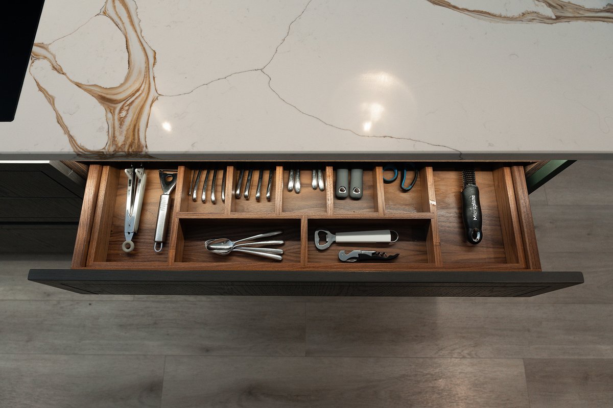 stonehamkitchen's tweet image. New Year Kitchen Wish List
 
A beautiful sold wood cutlery drawer. A simple yet stylish way to enhance your drawer interiors and keep your cutlery neatly displayed. 

For more storage ideas visit - f.mtr.cool/xiuzjubzwz

#newkitchen #kitchenideas #luxurykitchen