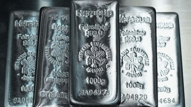 📊 2025 Yılı Getirileri (TL Bazında)
2025 yılı, varlık sınıfları arasında oldukça belirgin performans farklarının oluştuğu bir yıl oldu:
Enflasyon: %34
Faiz: %45
Altın: %103
Gümüş: %212
USD: %22
EUR: %38
BIST 100: %11
Nasdaq: %42
Bitcoin: %12
📈 Veriler, 2025 yılının açık ara