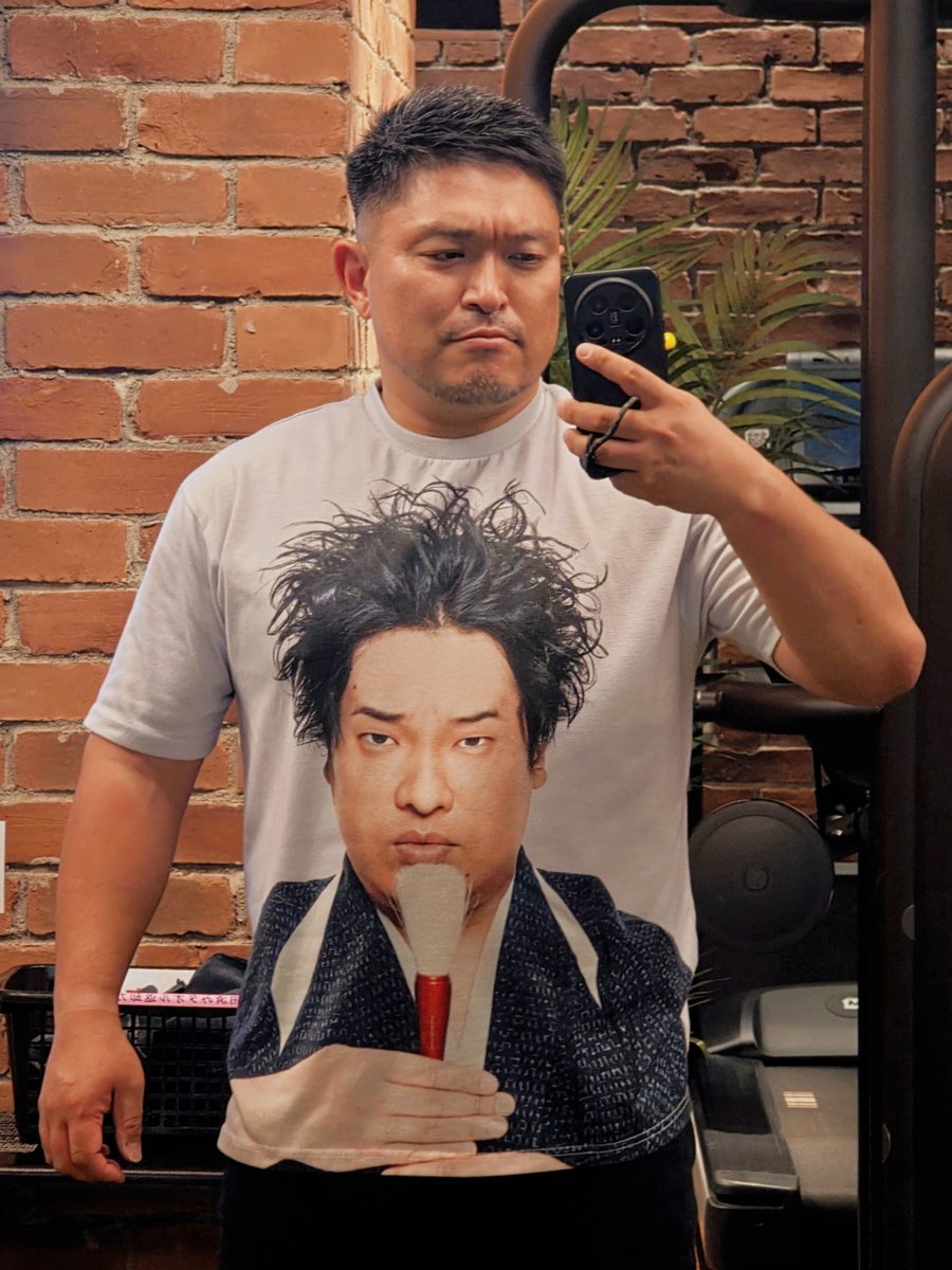 ryousuk's tweet image. ジム着を忘れてきて罰ゲームみたいな格好で筋トレやってる