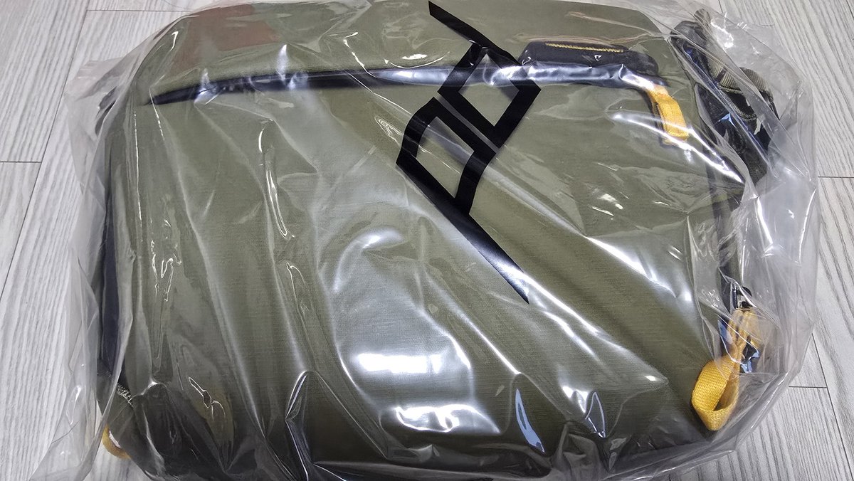 gregrekim's tweet image. 카메라를 새로 들이고 사은품으로 받은 슬링백인데 라벨에 적힌 색상이 캘프(kelp)색이란다. 내가 아는 캘프는 다시마 줄기같은 녀석인데, 다죽어가는 다시마 색 같다.