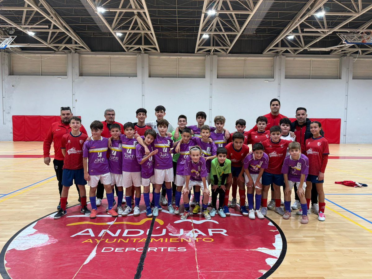 RFAFJAEN's tweet photo. 🏃🏻⚽️| ENTRENAMIENTO SELECCIÓN ALEVÍN FUTSAL

📍En el día de ayer, nuestra selección alevín de fútbol sala disputó un partido amistoso contra @Mengibar_FS Infantil.

✅⭐️ ¡Cerrando el año a tope!

🤝 Queremos agradecer a @Mengibar_FS su predisposición a jugar el amistoso. https://t.co/NCNQetrLkh