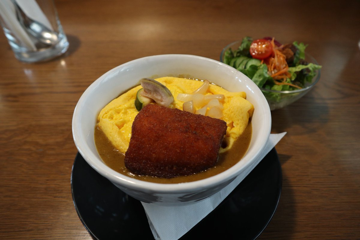 ichiji_fuwafuwa's tweet image. お昼は金谷ホテル歴史館併設のレストランで日光丼を
日光サーモンの切り身のフライが乗ったカレー…なんですがとってもボリューミー
そしてオムレツはフワッフワッ
切り身は分厚いのに脂っこくない…
ということでまっったくお腹が空かなかった素晴らしい腹持ち…