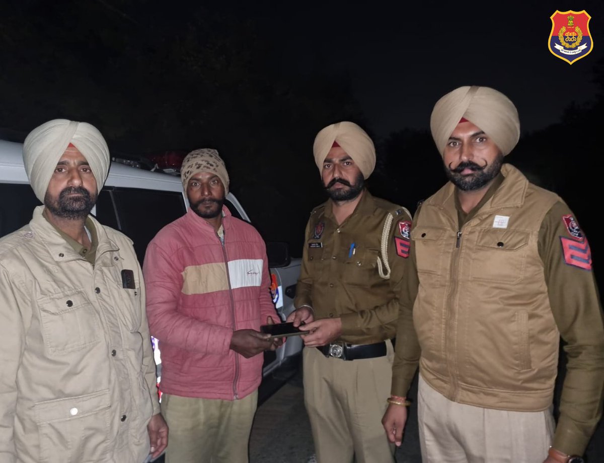 BarnalaPolice's tweet photo. Barnala police found the real owner of the mobile phone and handed it over to him, setting an example of honesty.
#lostmobilefind https://t.co/2uMrZw65GW