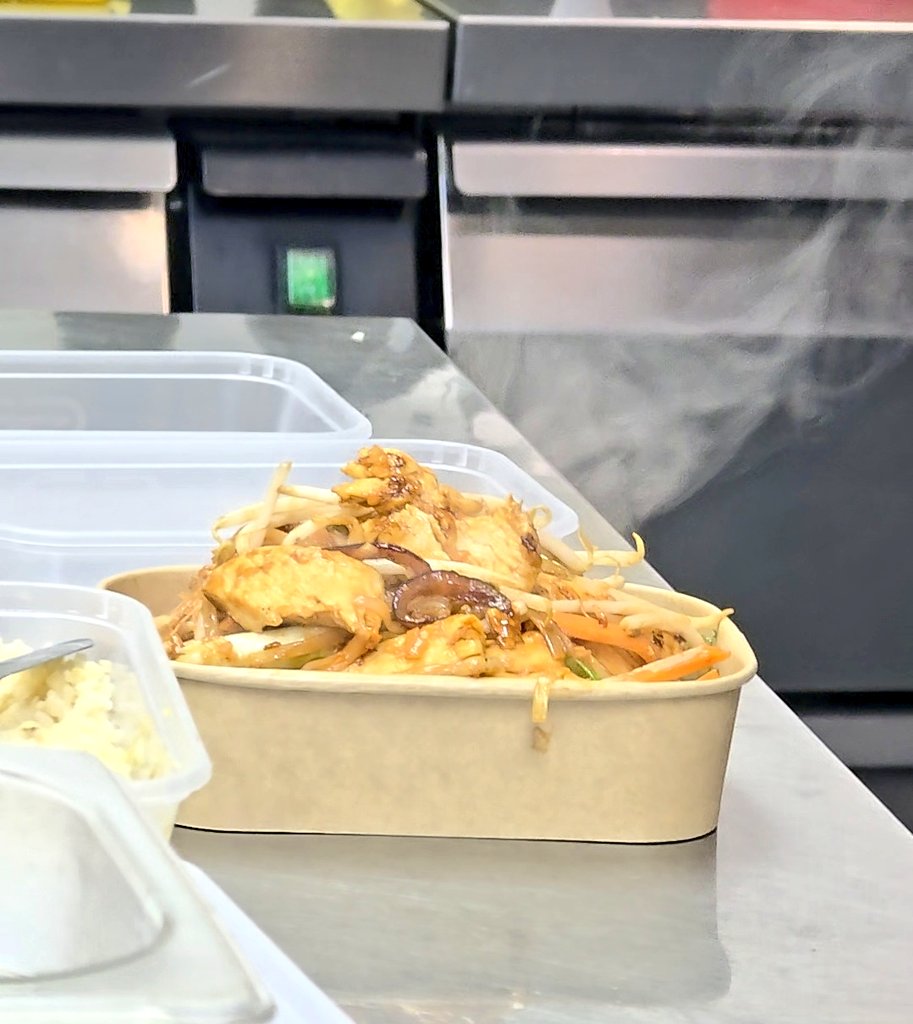 Good morning to you all, 
Anyone else still working today? 😩 Maybe this Pad Thai can push your end of the year vibe! 🍜 #Work #PadThai #positivelyyours #EndOfYear 😋