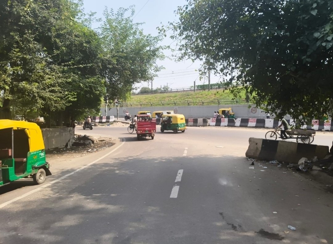 gurudwaraspark's tweet photo. @DCPTrafficER @SatishKumar @DelhiPolice 
GT रोड शास्त्री पार्क T-पॉइंट पर
🚦 सिग्नल बंद
🚧 सीमेंट बैरिकेड जस के तस
6 दिसंबर 25 के आदेश के 25 दिन बाद भी अमल 0
लोहा पुल की ओर रोंग साईड ट्रैफिक मूवमेंट से जाम व निरन्तर दुर्घटनाएं 
क्या जनता की सुरक्षा प्राथमिकता नहीं?
@dtptraffic https://t.co/PObnf3lrjU