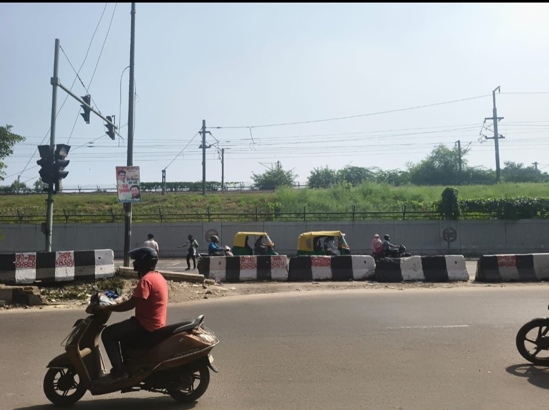 gurudwaraspark's tweet photo. @DCPTrafficER @SatishKumar @DelhiPolice 
GT रोड शास्त्री पार्क T-पॉइंट पर
🚦 सिग्नल बंद
🚧 सीमेंट बैरिकेड जस के तस
6 दिसंबर 25 के आदेश के 25 दिन बाद भी अमल 0
लोहा पुल की ओर रोंग साईड ट्रैफिक मूवमेंट से जाम व निरन्तर दुर्घटनाएं 
क्या जनता की सुरक्षा प्राथमिकता नहीं?
@dtptraffic https://t.co/PObnf3lrjU