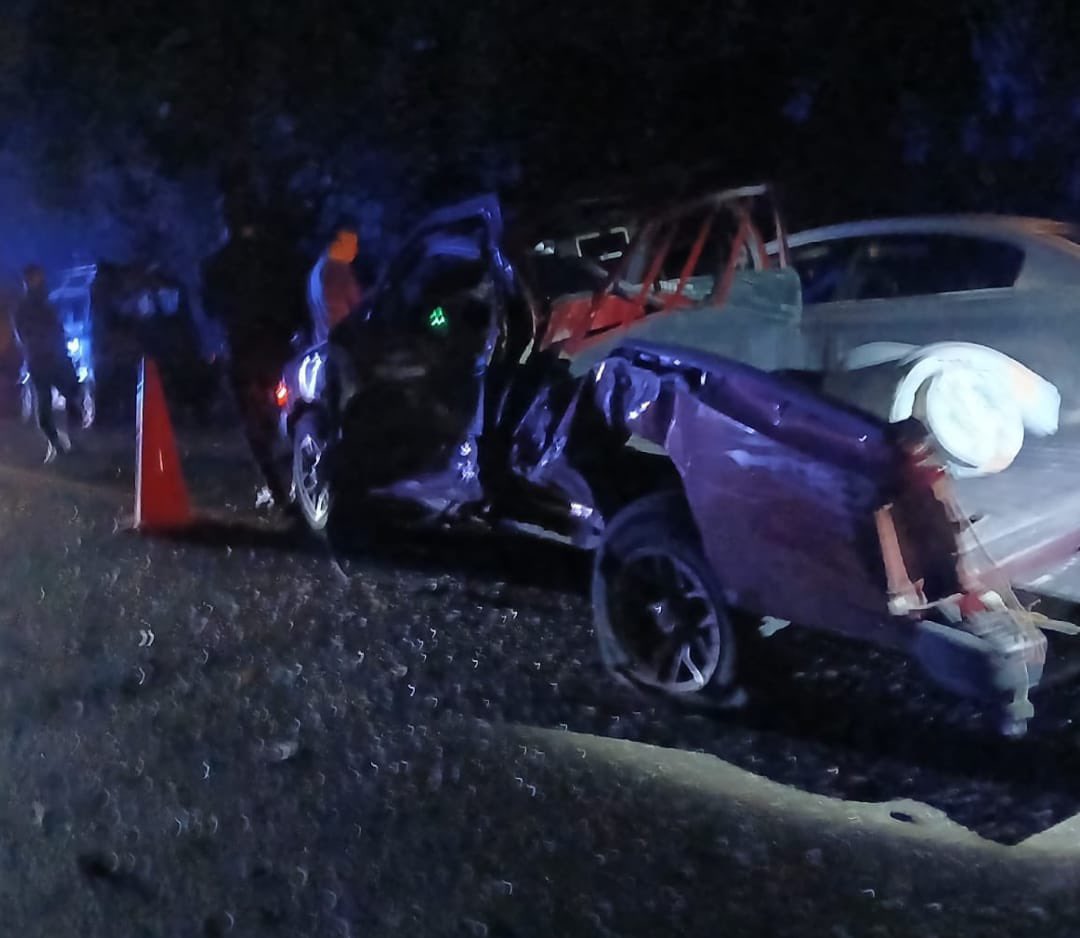 Inspeccionamos un accidente de tránsito con una persona fallecida y 4 lesionados entre ellos una menor de 5 años, quienes fueron trasladados al hospital.

Están involucrados un pick up y un microbús que transitaban sobre el km 91 ½ de la carretera que conduce de Apaneca hacia