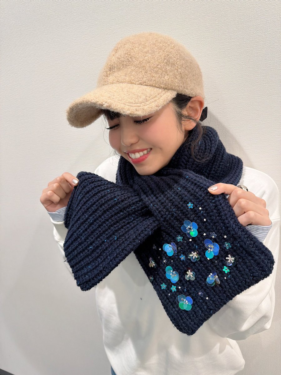 姉様から今年も特大の愛をもらっちゃった❄️
アサミさん的、
Saint Snowイメージのマフラーなんだって🧣