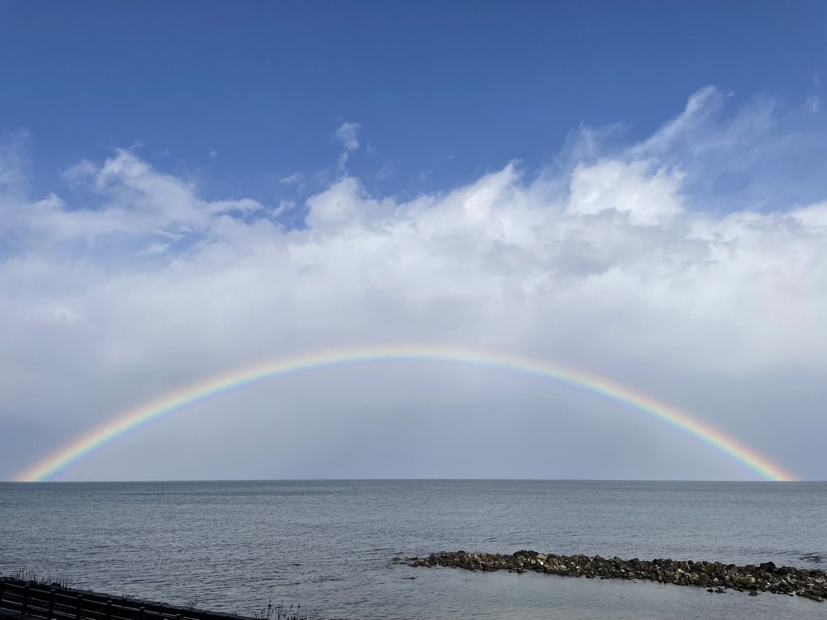 石川からすこし足を伸ばして、富山の雨晴海岸にて虹と遭遇！

来年もたくさんの人の越境の架け橋になれるといいな🌈