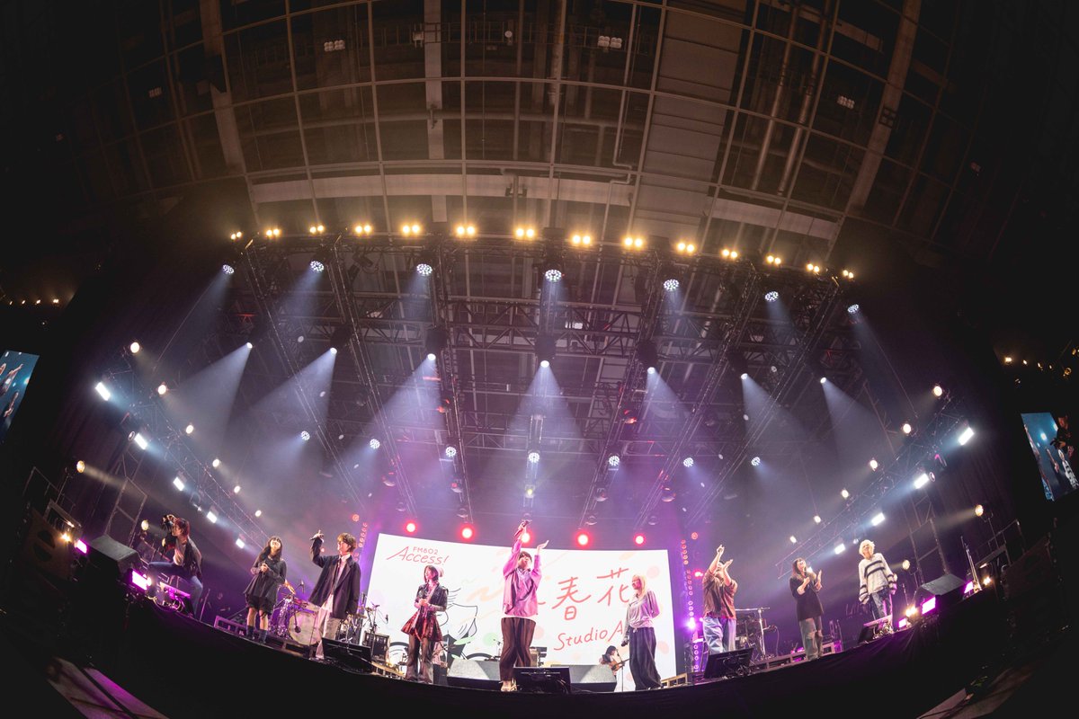FM802RADIOCRAZY's tweet photo. sumika のステージにて
#FM802 ACCESS!CPソング「#赤春花」を披露🌸

石野理子(Aooo) 
井上花月(Laura day romance) 
ちとせみな(カネヨリマサル)
中島颯太(FANTASTICS)
橋本学(ハルカミライ)
Moto(Chilli Beans.)
りょたち(ねぐせ。)
が登場⚡

📸渡邉一生 @SPG_NABE https://t.co/oGrOC9na1i