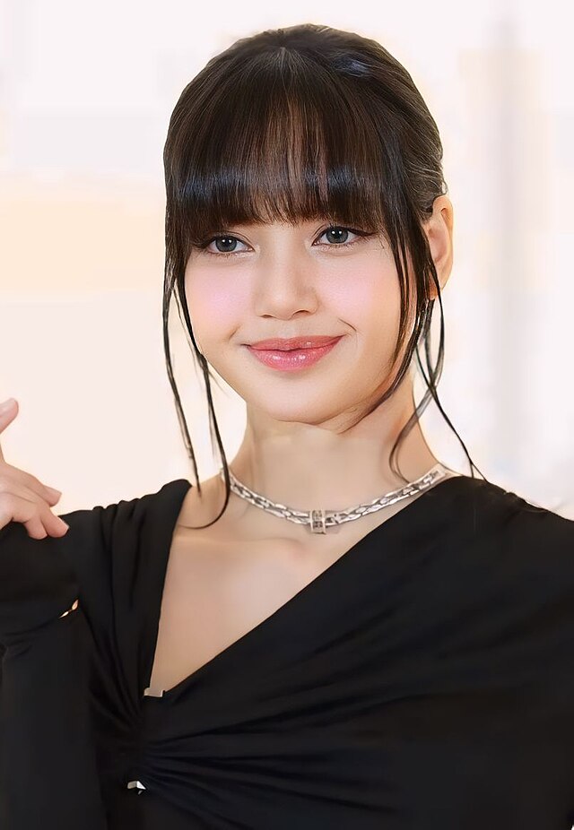 The Most Beautiful Actresses in the World!! 

1. Ana de Armas 🇨🇺🇪🇸
2. Margot Robbie 🇦🇺
3. Scarlett Johansson 🇺🇸
4. Gal Gadot 🇮🇱
5. Zendaya 🇺🇸
6. Salma Hayek 🇲🇽
7. Alexandra Daddario 🇺🇸
8. Lupita Nyong’o 🇰🇪🇲🇽
9. Deepika Padukone 🇮🇳
10. Thuso Mbedu 🇿🇦
11. Megan Fox 🇺🇸
12. Natalie