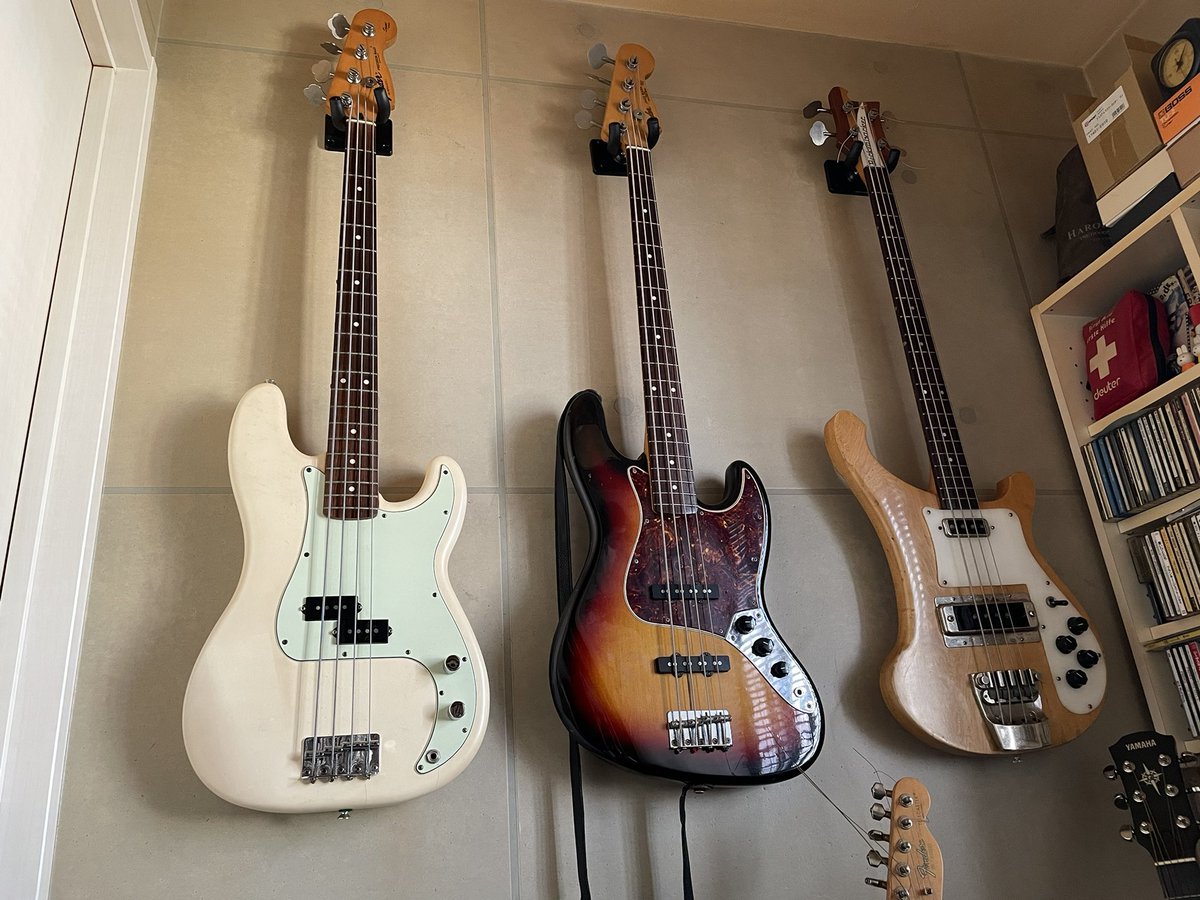 yoppy41's tweet image. 部屋が2.5畳しかないから引きで撮れないけど、とりあえず3本掛けてみた。
ベースはあと戦車みたいな色のバッカスと、ギターはレスポールカスタム、レスポールJrもあるし壁が足らんなぁ…
さらに1本買う予定だったが、トライアンフの修理代で流れました。危ねー 笑