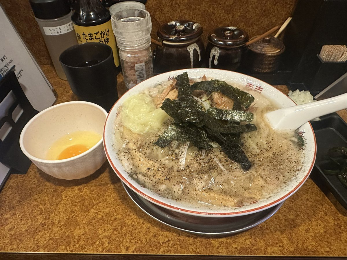 買い物行く前に麺の蔵かめだ屋へGo‼️

久しぶりの背脂塩拉麺。

美味しかったです。
腹満足。
良いお年を。