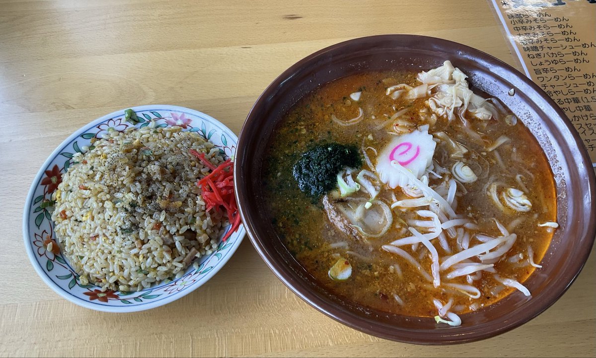 00rinchan's tweet photo. 今日は帰省した友人と「ラーメン鷹山」でランチ😃
頼んだのは「小辛みそラーメン(1,000円)と「半チャーハンセット(半チャーハンと餃子3個 550円)」😋
辛さが小辛、中辛、大辛、激辛の4種類あって、初めてだから用心して小辛にしたんだけど、殆ど辛さ感じなくて中辛にすれば良かったかな😅

#地元メシ https://t.co/030WhM6ZGR